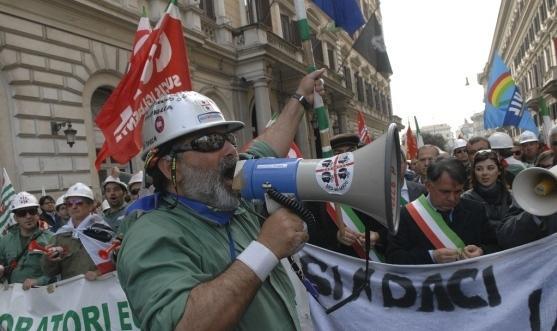 Per gli operai Eurallumina è tornata l’ora della rabbia 