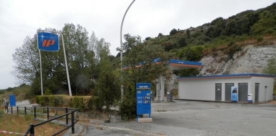 Laconi, il distributore rimane chiuso: crescono i disagi 