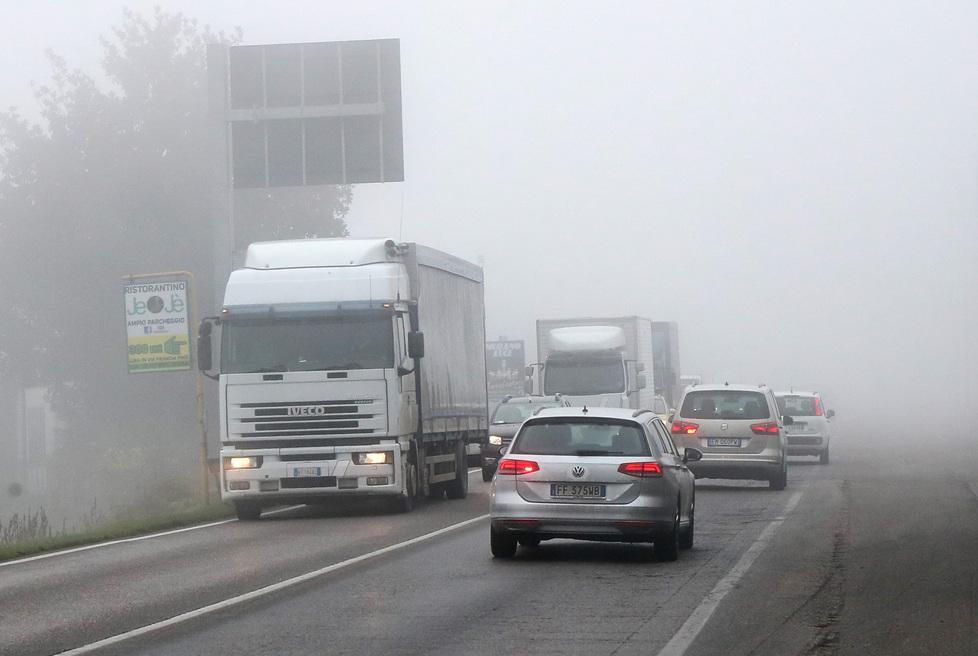 «Visibilità al limite? Usare le luci e rispettare la distanza» 