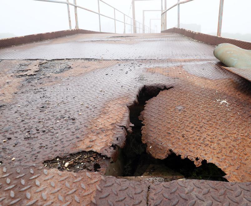 Crateri sulla lamiera Il ponte in Valle è da rifare 