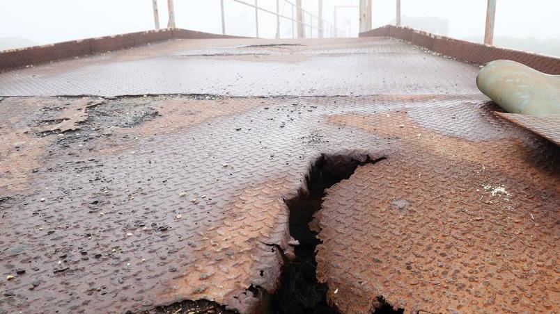 Crateri sulla lamiera Il ponte in Valle è da rifare