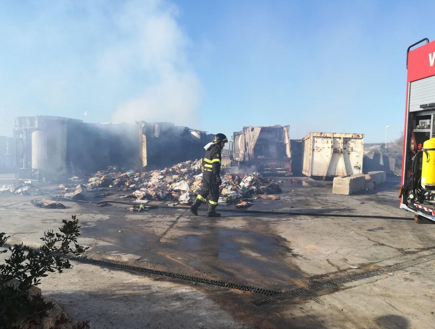 Incendio all’ecocentro alla Maddalena: è un attentato 