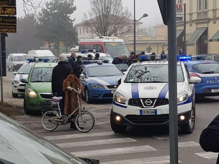Fugge e sperona l’auto dei vigili: inseguito da Modena a Reggio
