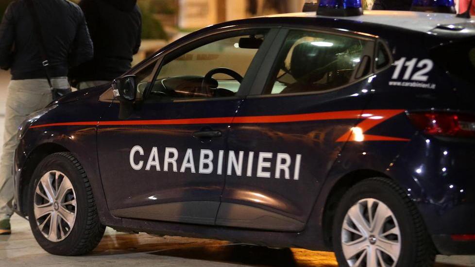 Lite tra vicini di casa, ferita anche una donna