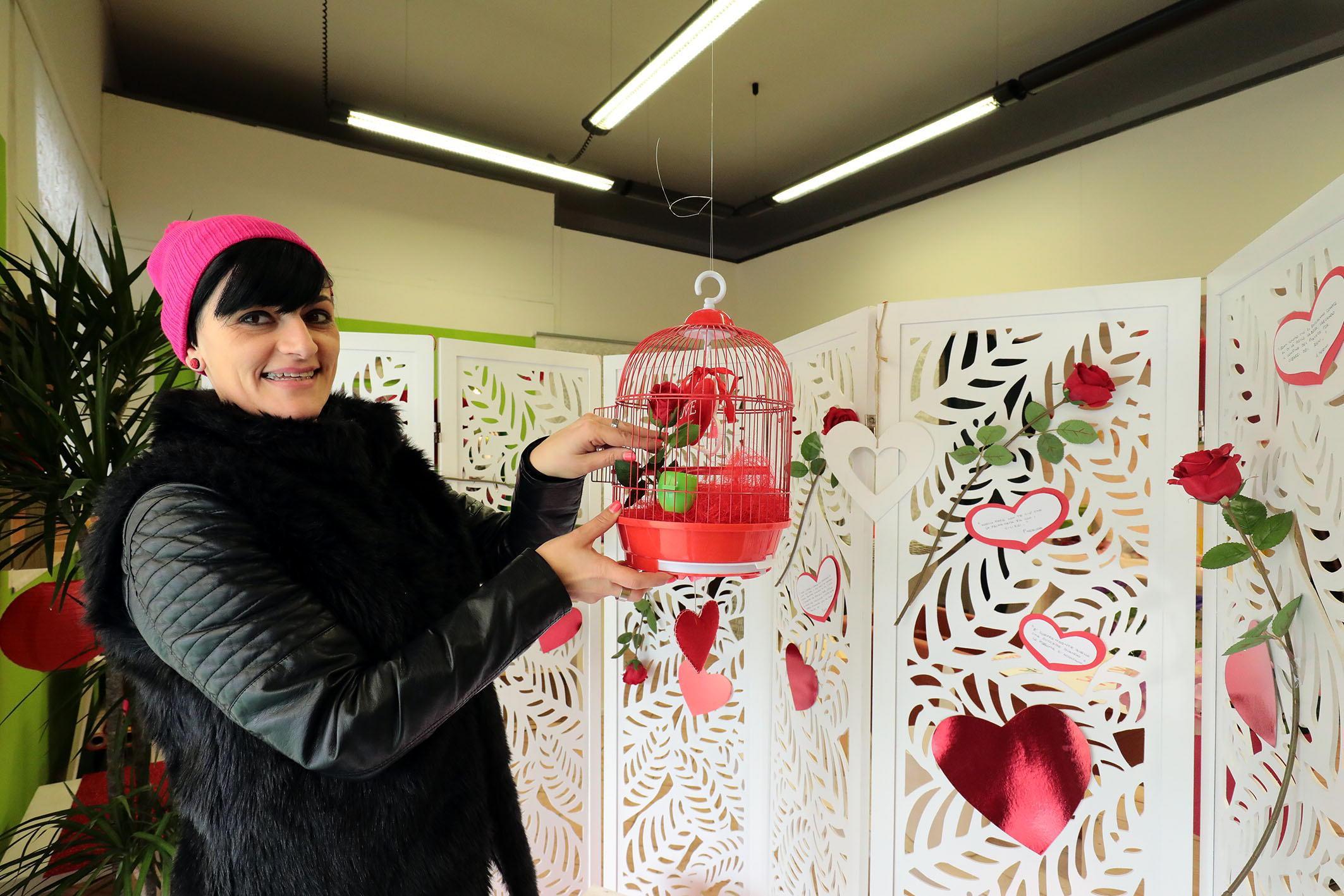 Linda Bargellini nel negozio di fiori che riaprirà domani a Pontorme (Foto Agenzia Carlo Sestini)