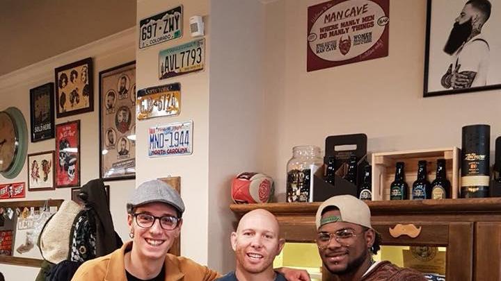 "Hair Fx barner shop" Livorno: il campione americano imbattuto di Ultimate Fighting Josh Emmett (al centro)