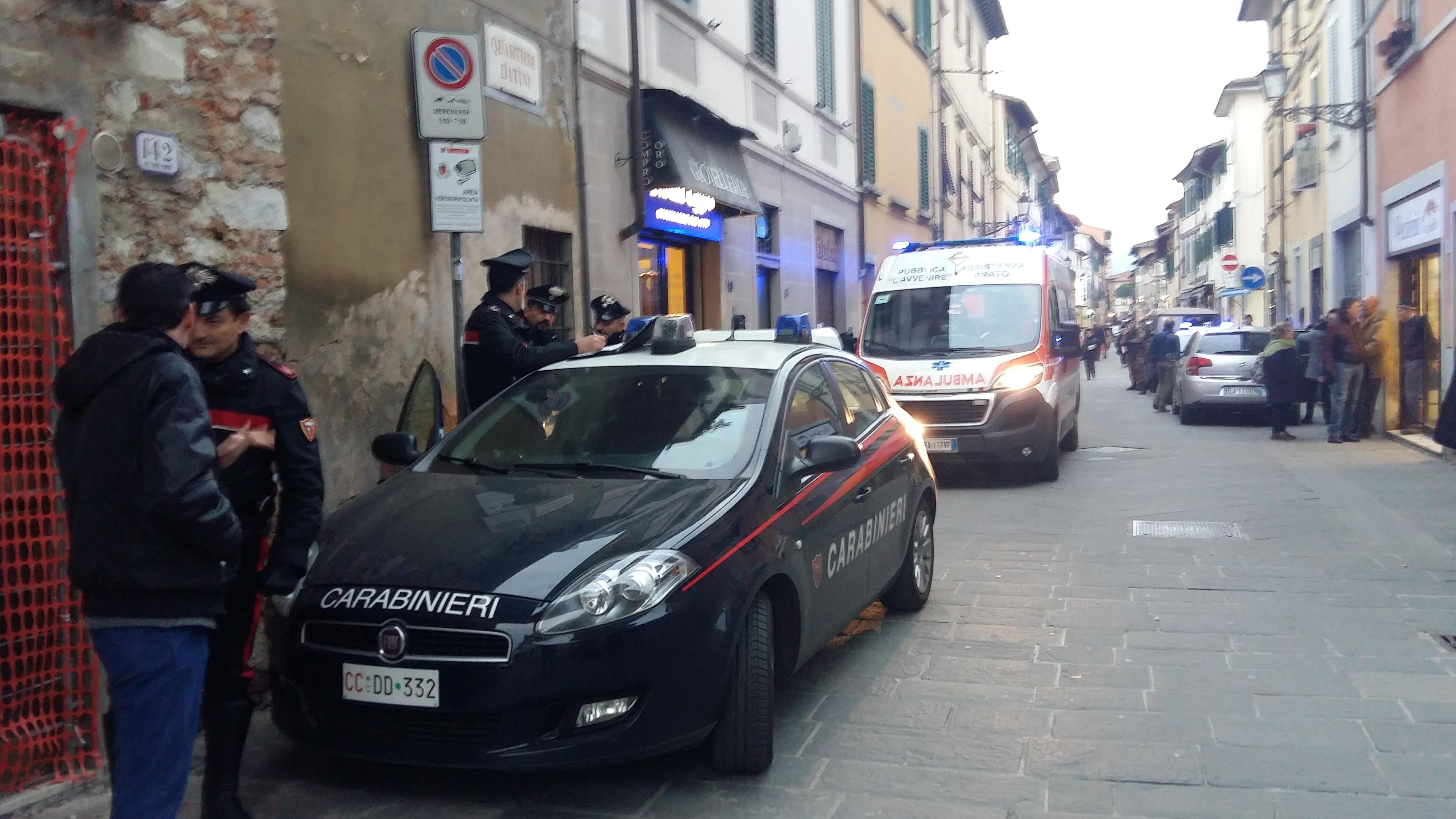 I carabinieri e l'ambulanza in via Santa Trinita