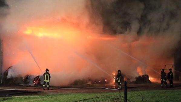 Incendio distrugge il fienile di una casa colonica