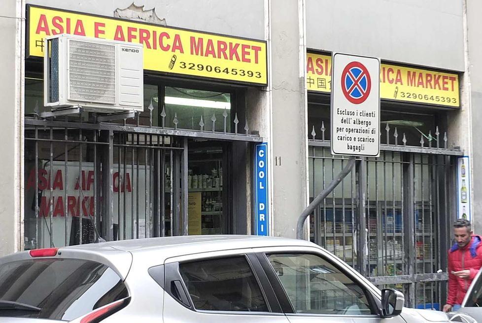 Sfondano la vetrina e rubano la cassa del minimarket