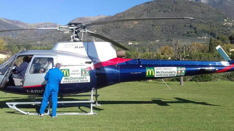 In volo in elicottero sui cieli della Versilia nei giorni di S. Biagio