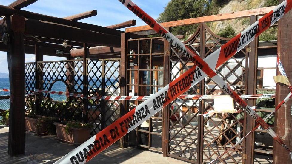 Via i sigilli allo stabilimento balneare