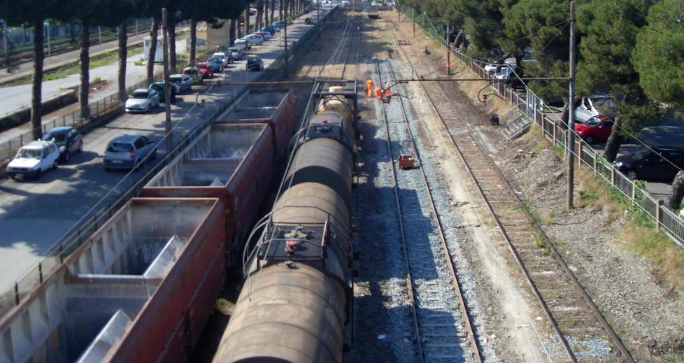 Travolto dalle travi, gravi camionista 
