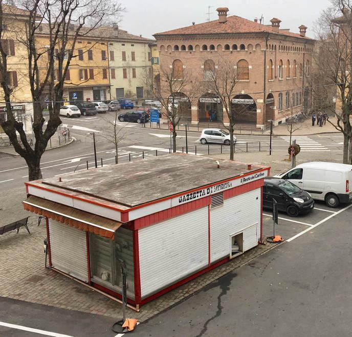 Piazza Bertoni, addio alla vecchia edicola