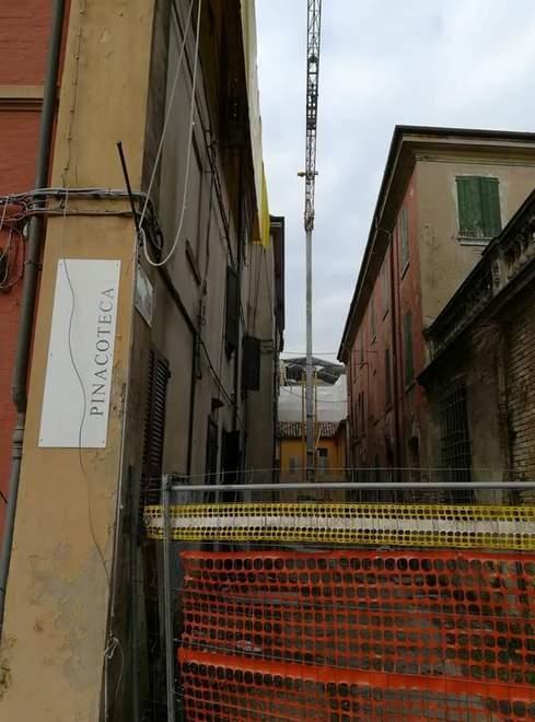 Quella gru che minaccia le Poste 