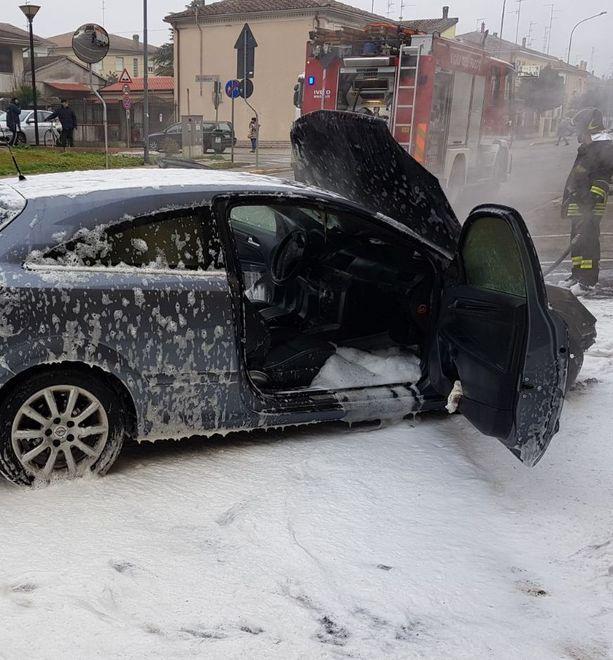 L’auto va a fuoco, paura a Bondeno 