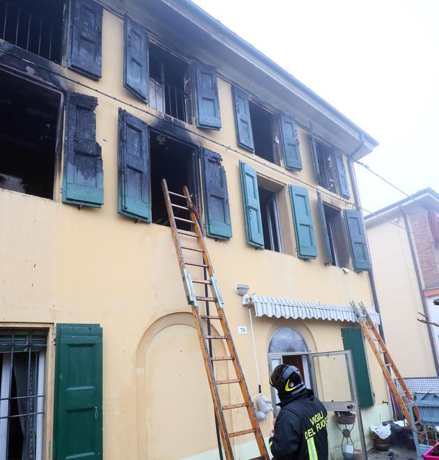 Morto nella casa data alle fiamme 