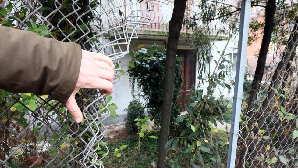 Lei è alla residenza anziani La casa diventa un bivacco