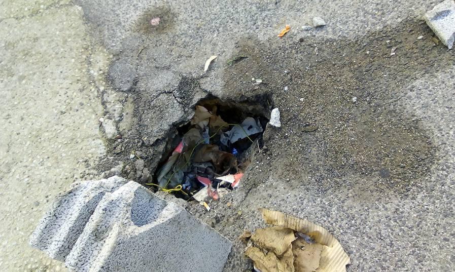 Una buca pericolosa in via Crispi