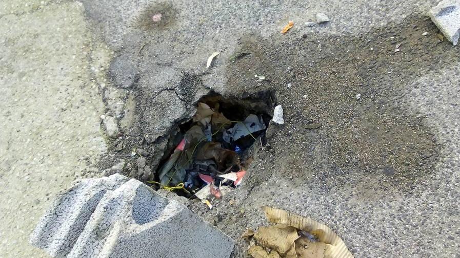 Una buca pericolosa in via Crispi