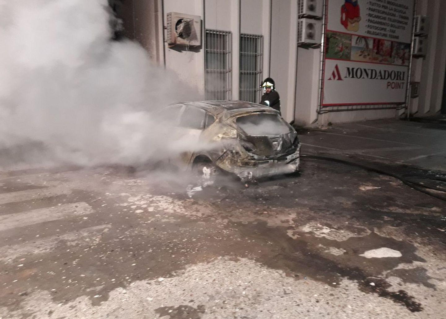 Auto in fiamme davanti a Eurospin