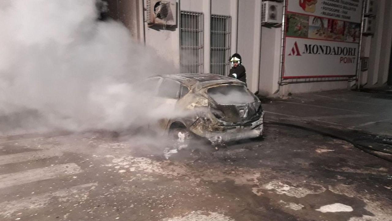 Auto in fiamme davanti a Eurospin