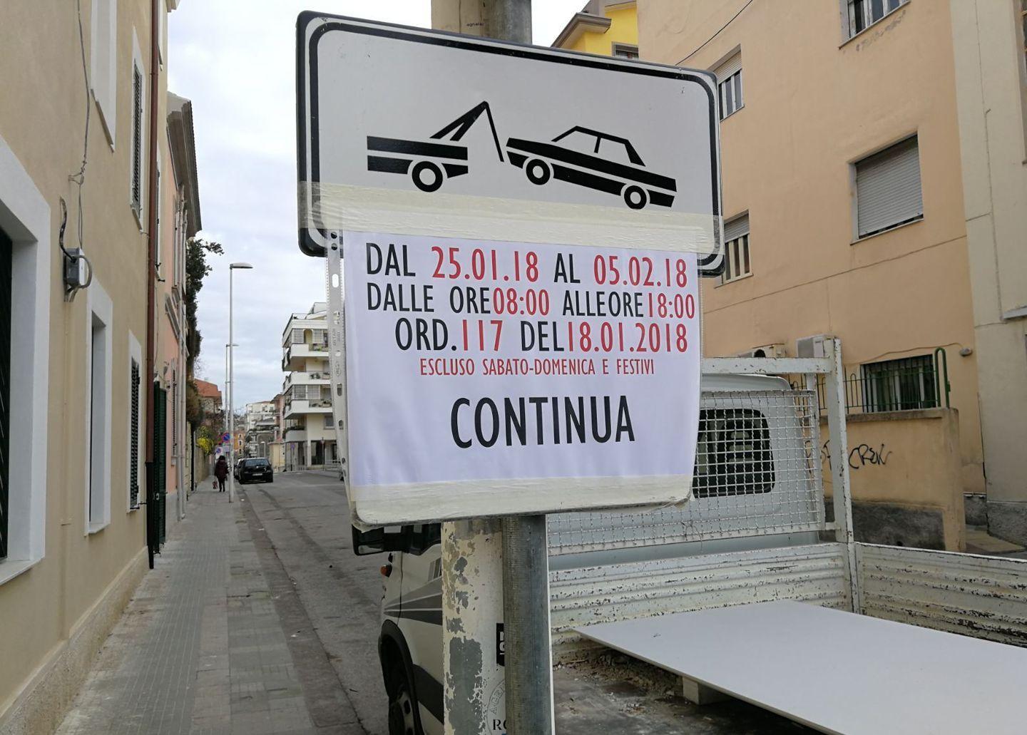 Posteggi vietati ma i lavori son fermi