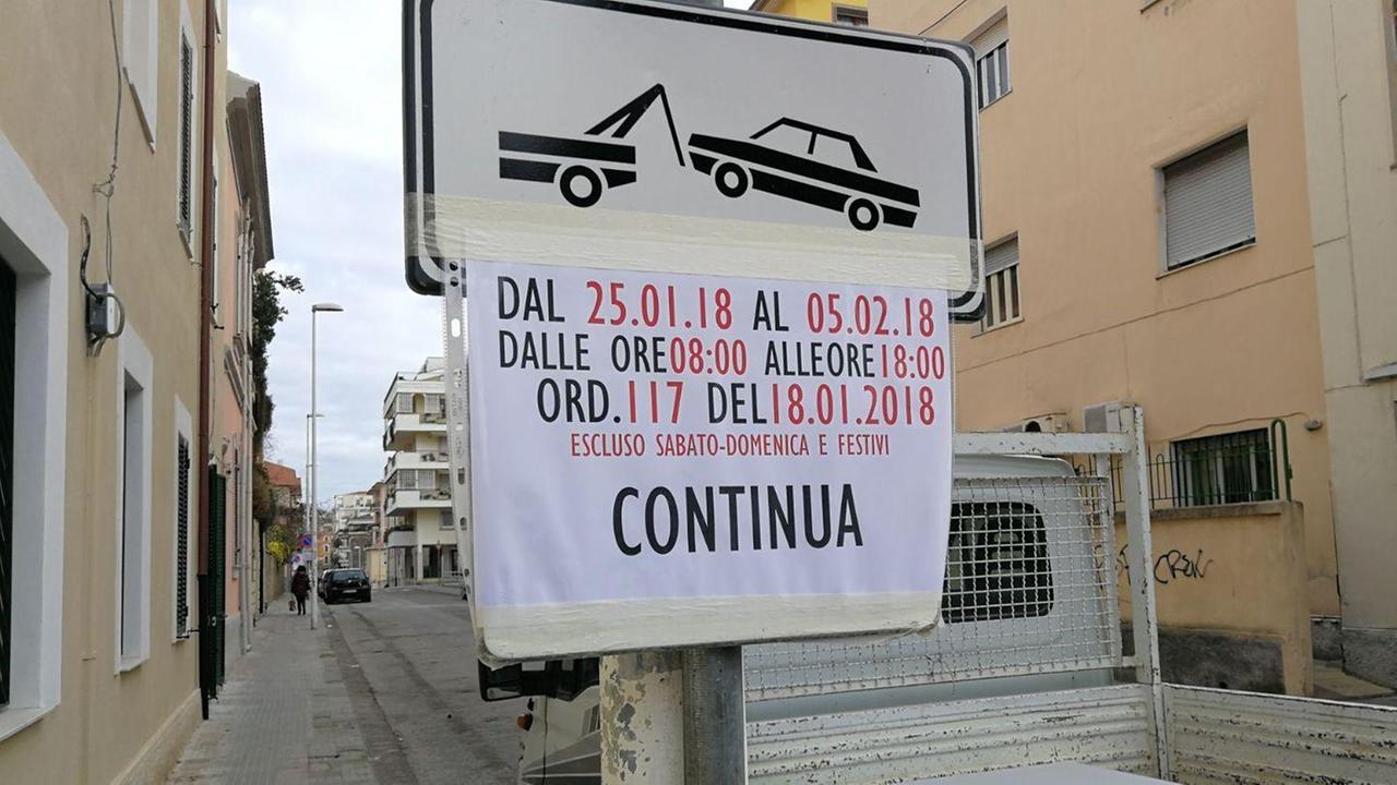 Posteggi vietati ma i lavori son fermi