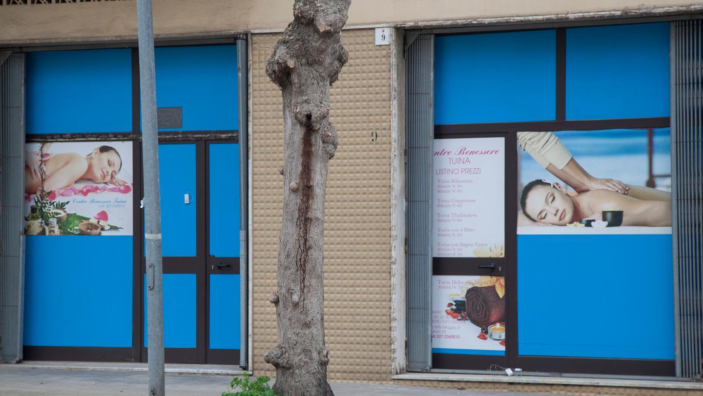 Massaggi e prestazioni sessuali chiuso un centro gestito da cinesi 
