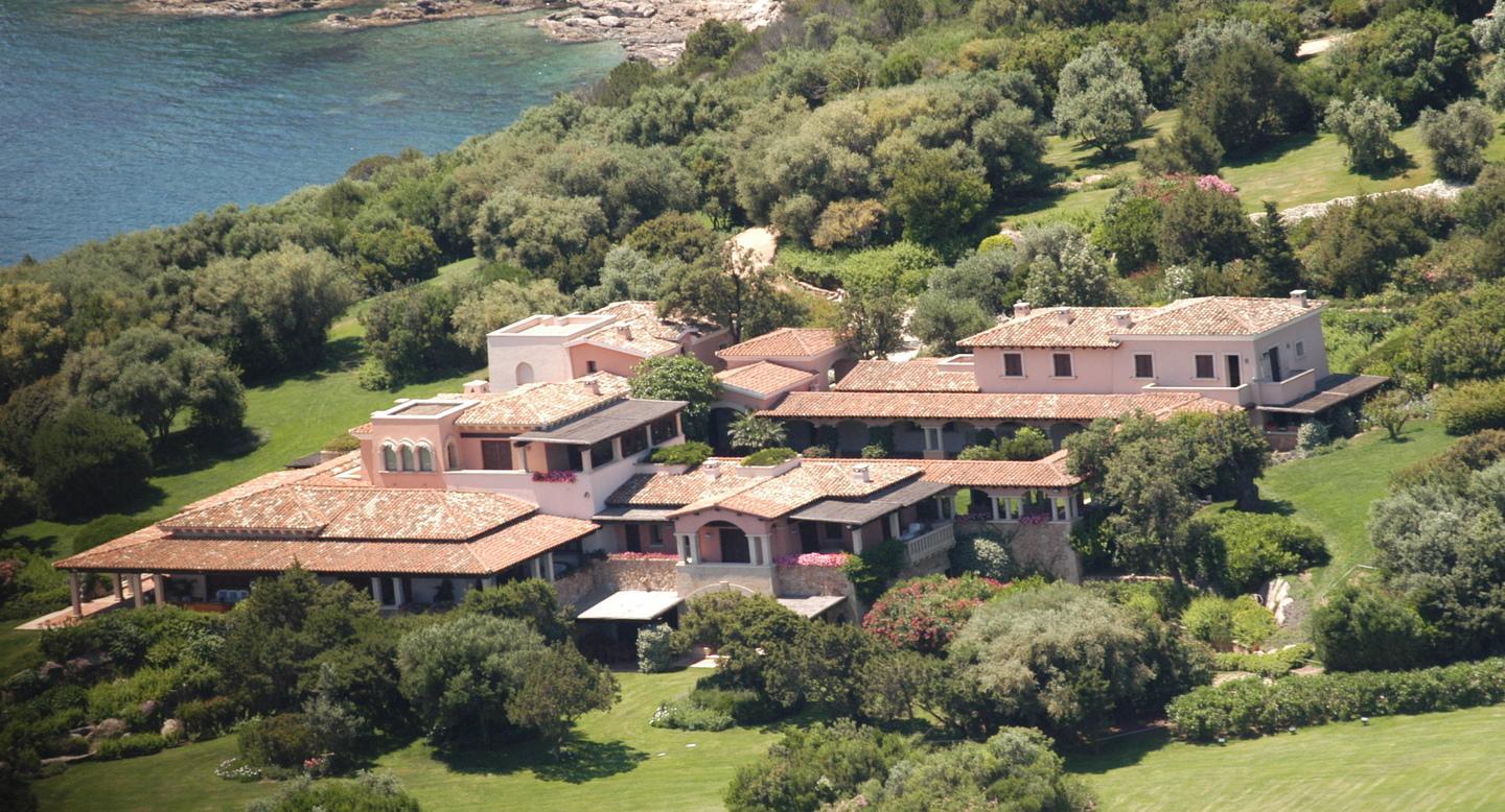 Berlusconi, ok del Comune per il restyling delle ville 