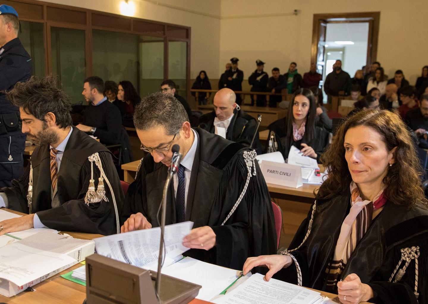 Bagarre in aula sul super testimone 