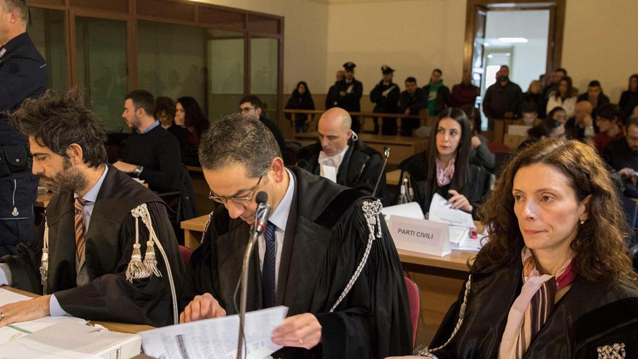 Bagarre in aula sul super testimone