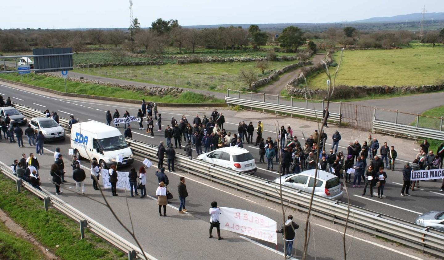 Ex tessili, protesta per la mobilità 