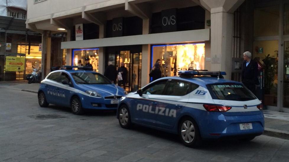 Ruba dei pantaloni, inseguito e catturato