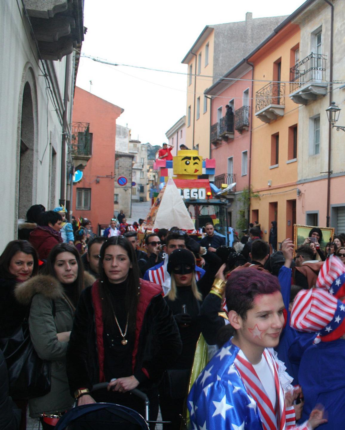 Veglioni e divertimento, ma niente sfilate