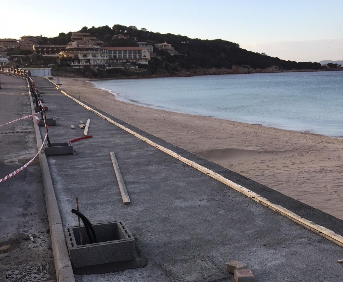 Il muro sul lido diventa un caso 