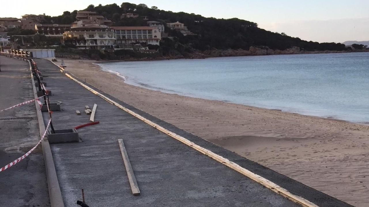 Il muro sul lido diventa un caso