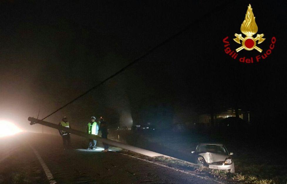 Auto abbatte un palo le case restano al buio 