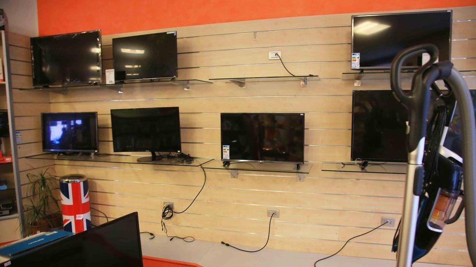 Altro maxi-furto notturno di televisori e telefonini