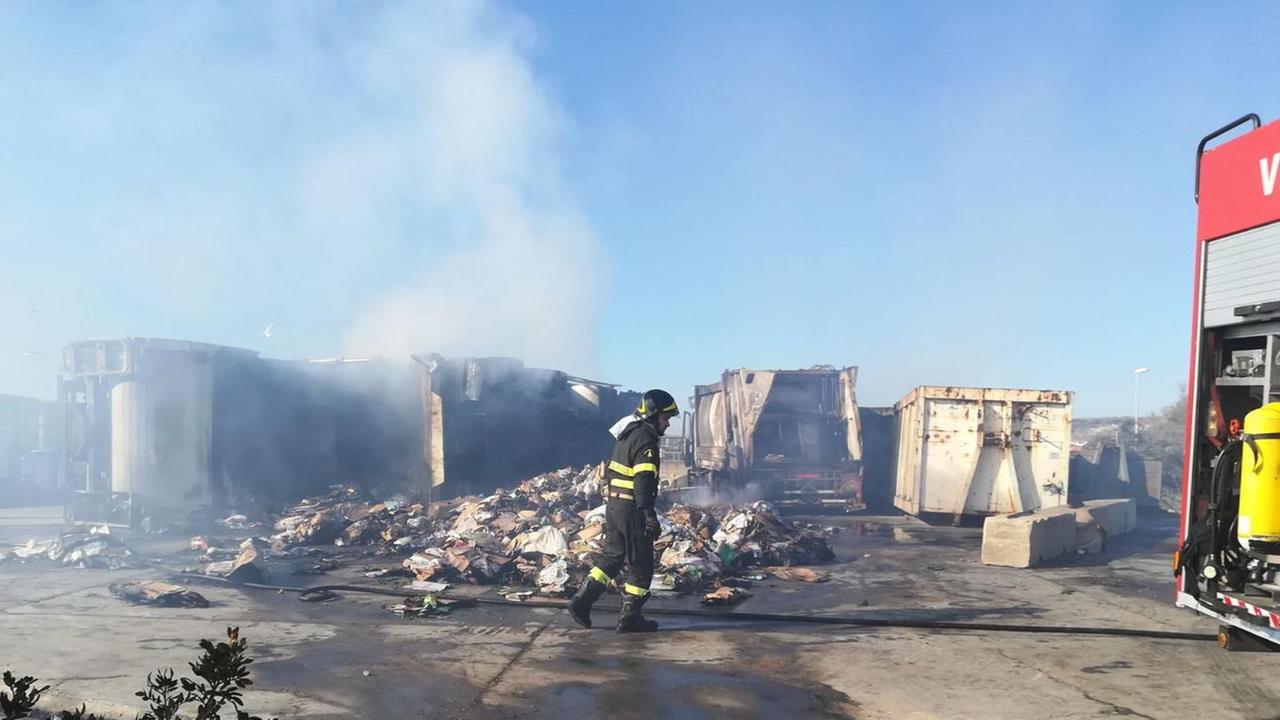 Attentato all’ecocentro isolano indagini a tappeto dei carabinieri