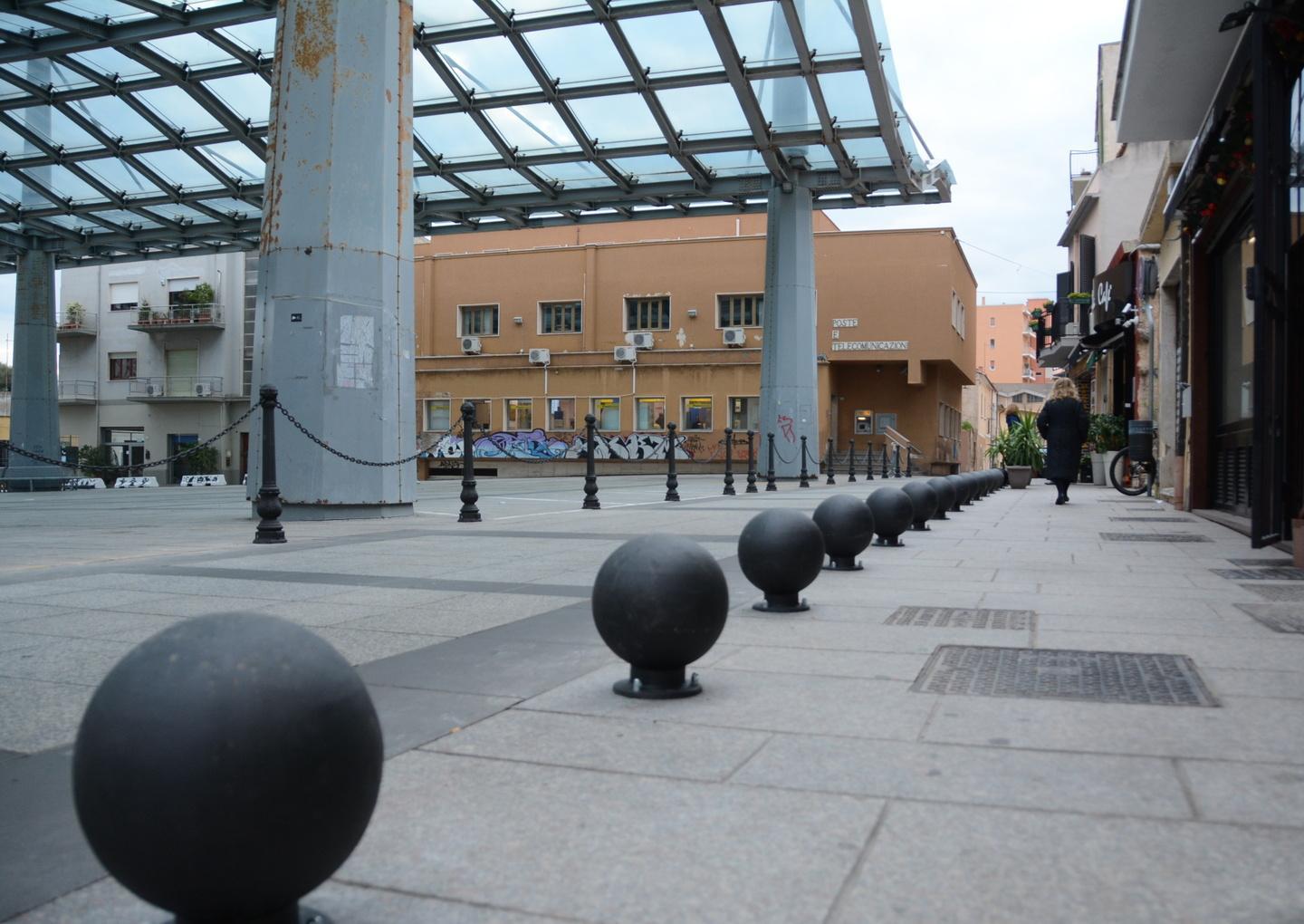 Negozianti in trincea: «In piazza Mercato non si può lavorare» 