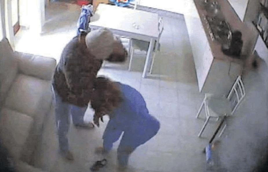 Un fotogramma di un video che mostra le violenze su una paziente