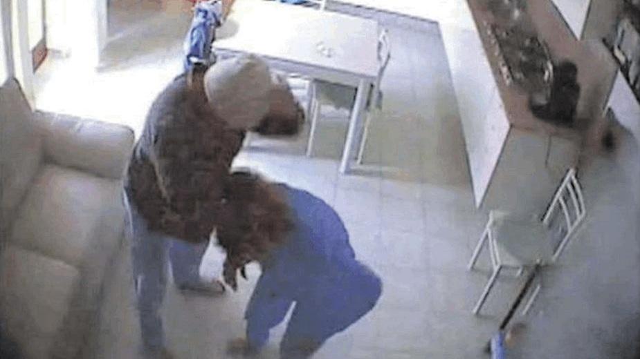 Un fotogramma di un video che mostra le violenze su una paziente
