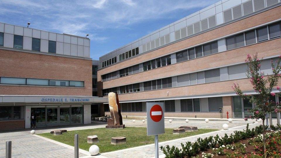 Carpi, benda “dimenticata” nell’addome
