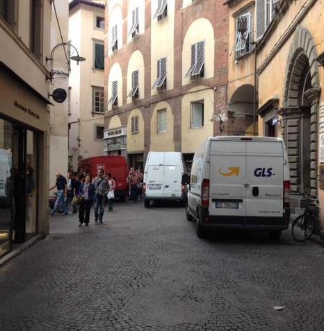 «Troppi mezzi in centro storico»
