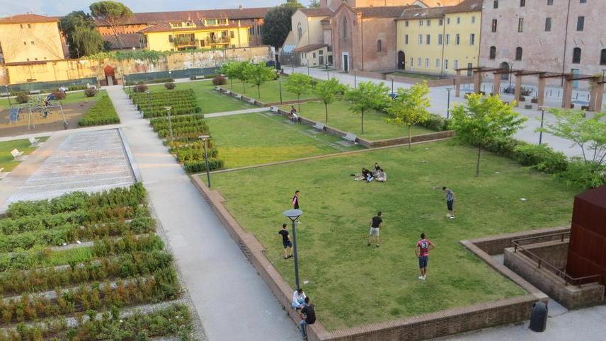 Aggredisce i carabinieri nel Giardino degli Osservanti