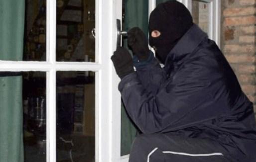 Va a fare la spesa, le svuotano casa 