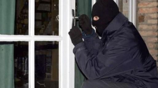 Va a fare la spesa, le svuotano casa