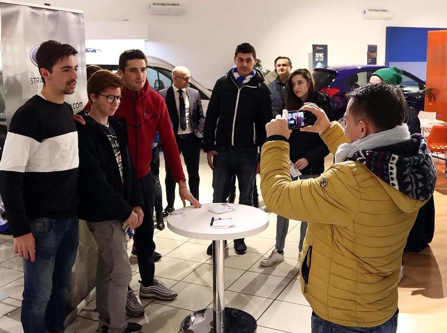 Abbraccio con i tifosi da Stracciari 