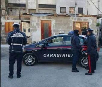 Ospita irregolarmente nove persone 