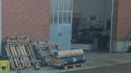 I ladri saccheggiano un capannone